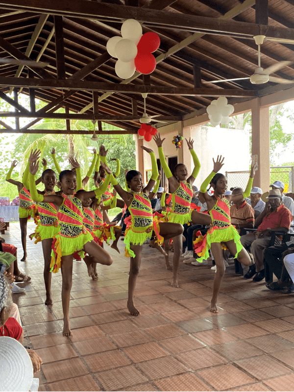 Foto de actividad de niños danzando en actividad dirijida por la fundación un amigo mas